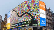 伦敦皮卡迪利圆环的大型电子广告牌再一次亮起