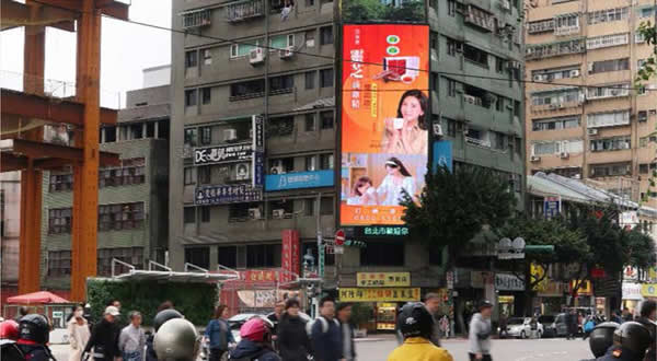 台北京站商圈承德路/华阴街口�敉獯笮�LED屏幕